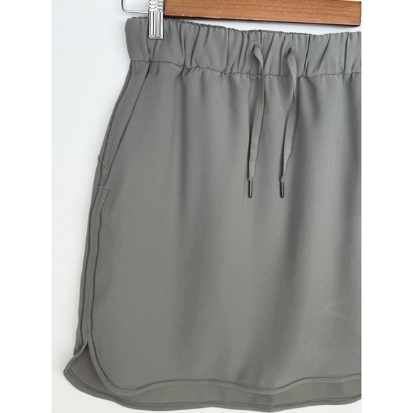 Lululemon On The‎ Fly Woven Skirt Womens Size 6 Grey Sage - Picture 2 of 9
